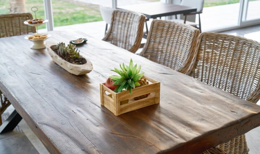Opter pour une table à manger en bois sur mesure pour embellir son intérieur