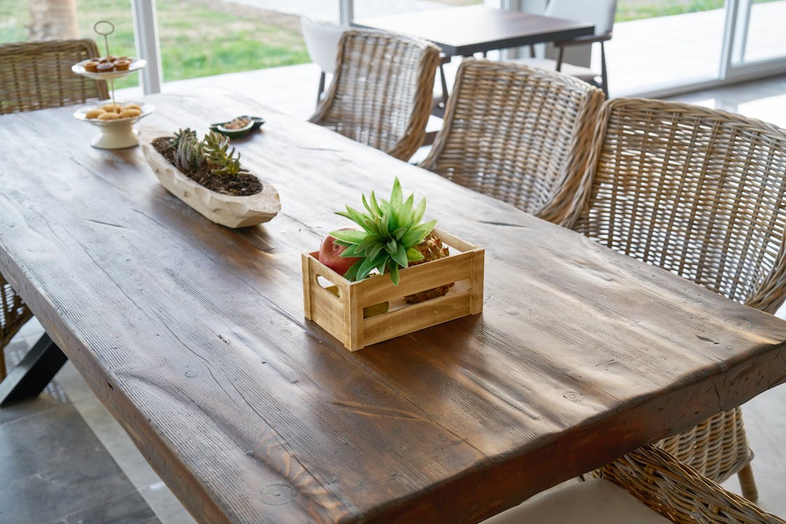 Opter pour une table à manger en bois sur mesure pour embellir son intérieur